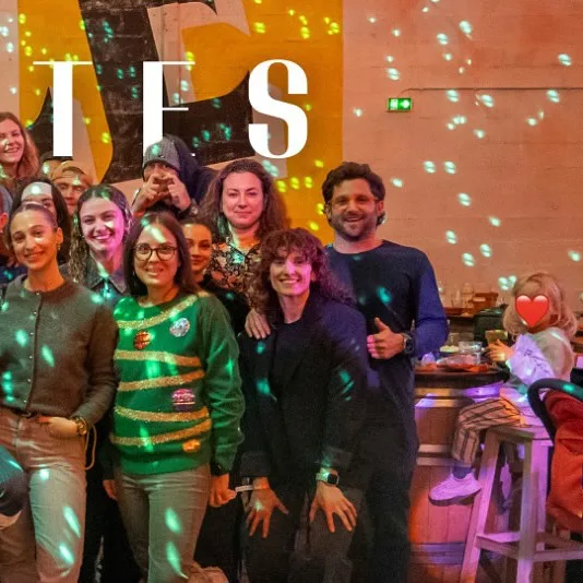 1/3✨

En cette veille de Noël, toute notre team de 🍋 vous souhaite de passer de belles fêtes de fin d’année !

Merci pour cette année à vos côtés ! On se retrouve en 2025 ! 🥳